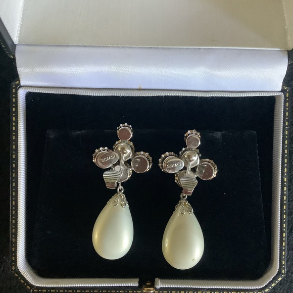 Vintage SCAASI faux pearl & rhinestones clip on earrings. - Picture 6 of 6